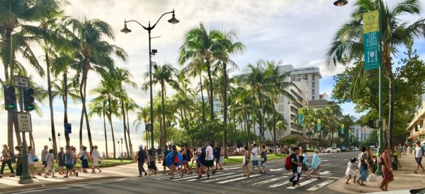 ハワイで歩きスマホは罰金です！