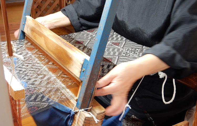 着付けや泥染め、機織り体験なども楽しめる「大島紬村」